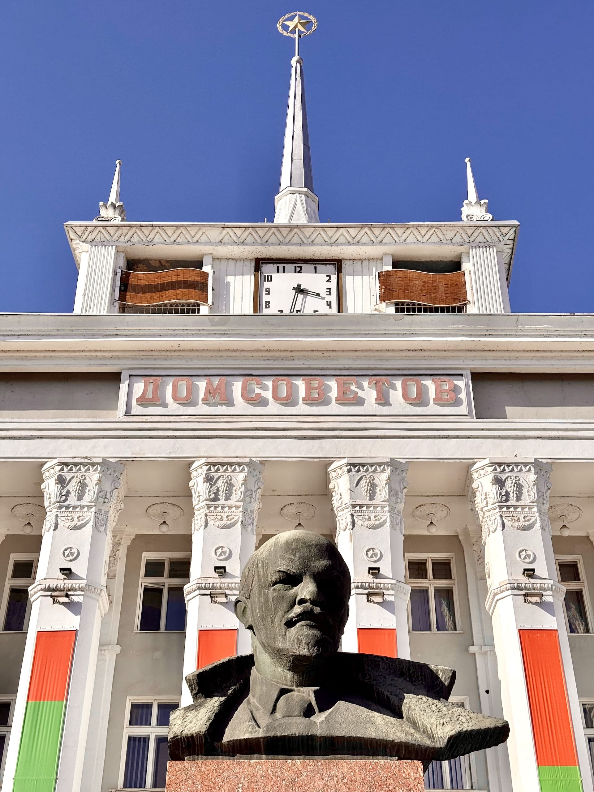 Tiraspol, Transnistria Tiraspol City Hall and the bust of Lenin.