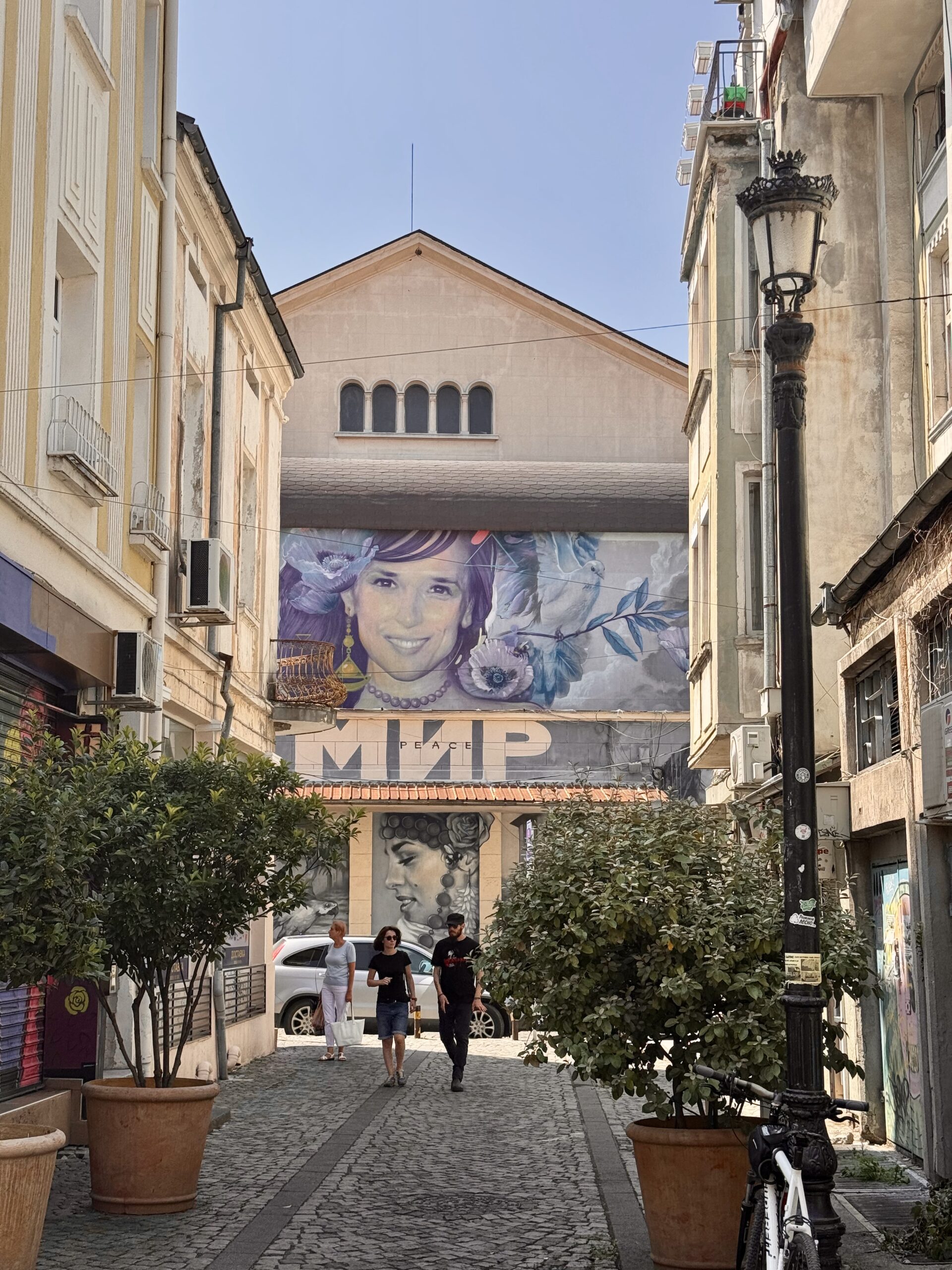 MIR – meaning "peace", on street art in the Kapana district.