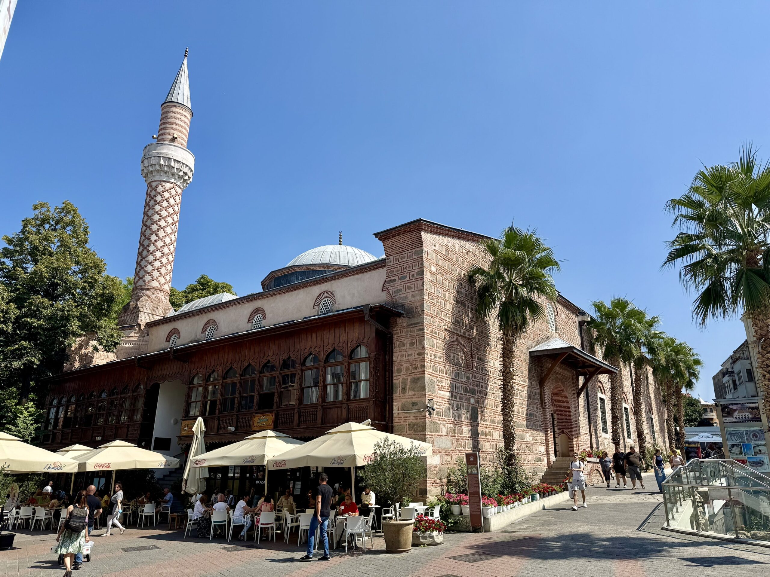 Today, a Turkish kebab restaurant operates at the foot of the Djumaya Mosque.