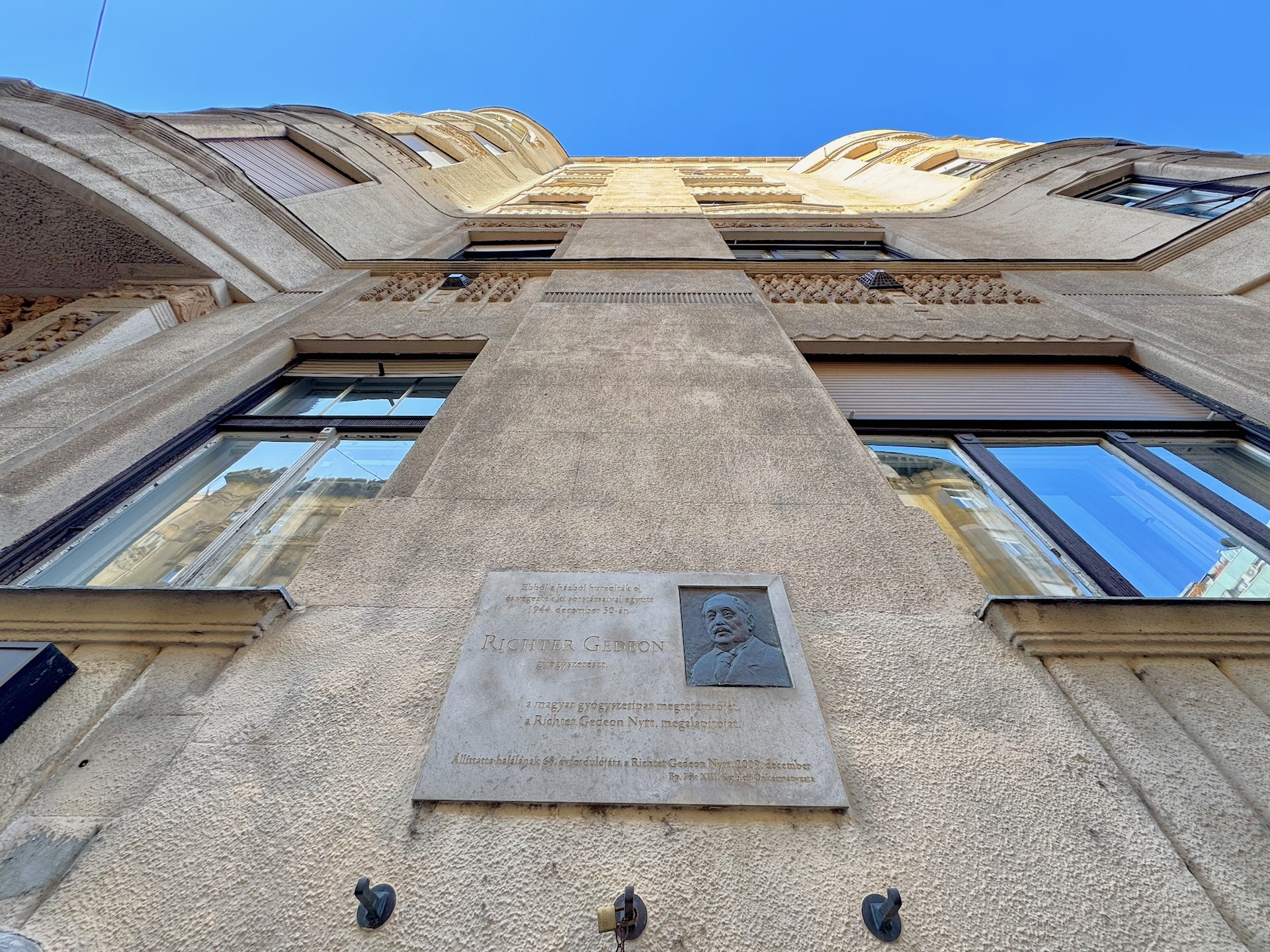 Memorial plaque for Richter Gedeon on the facade of Katona József utca 21 in Budapest