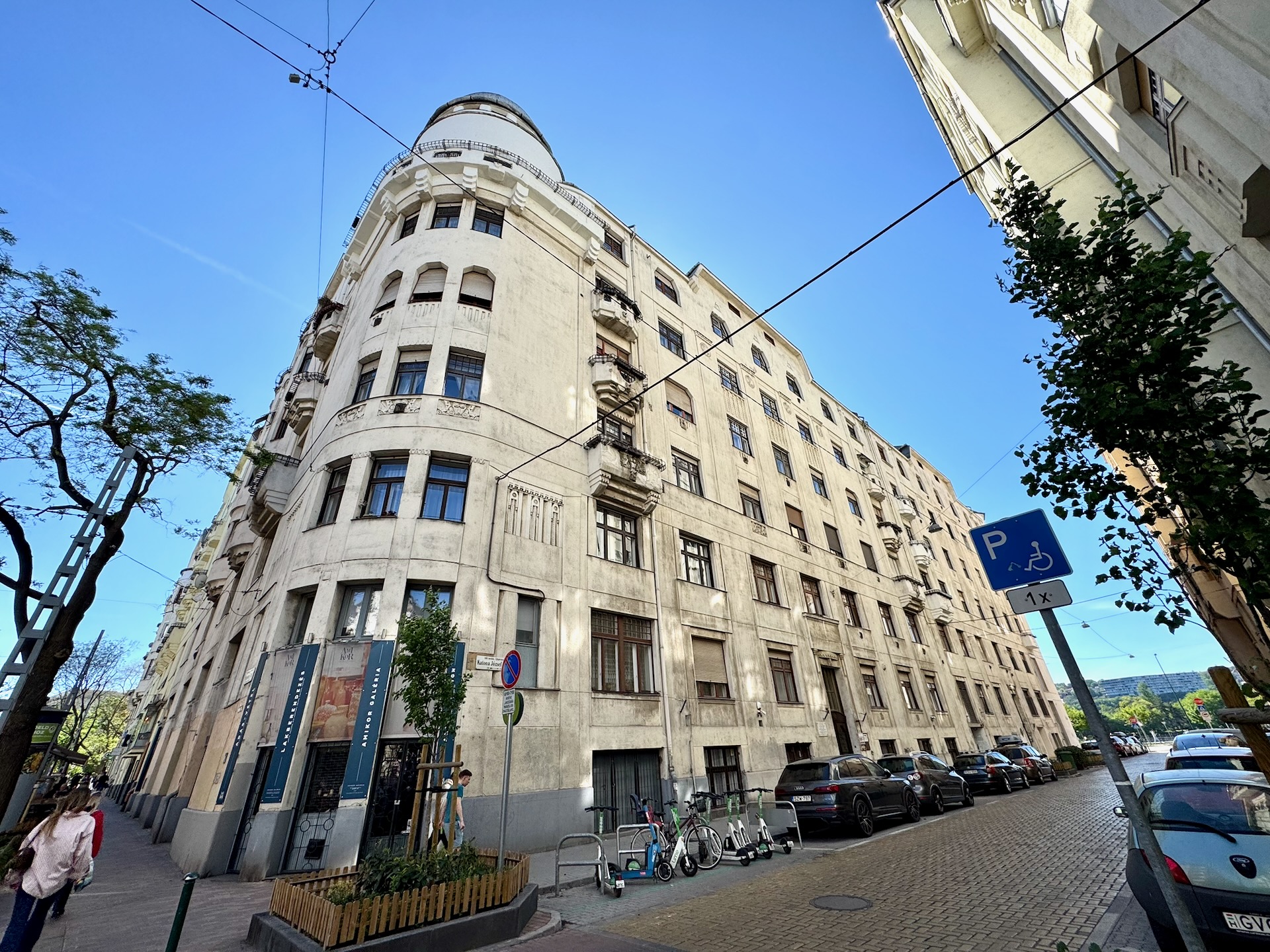 Corner of Pozsonyi út and Katona József utca showing large curved apartment building in Budapest