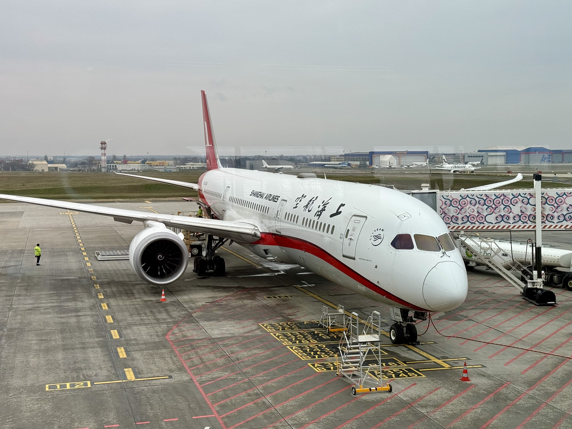 Shanghai Airlines Boeing 787-8 Dreamliner at Budapest Airport Shanghai Airlines Boeing 787-8 Dreamliner parked at Budapest Ferenc Liszt International Airport