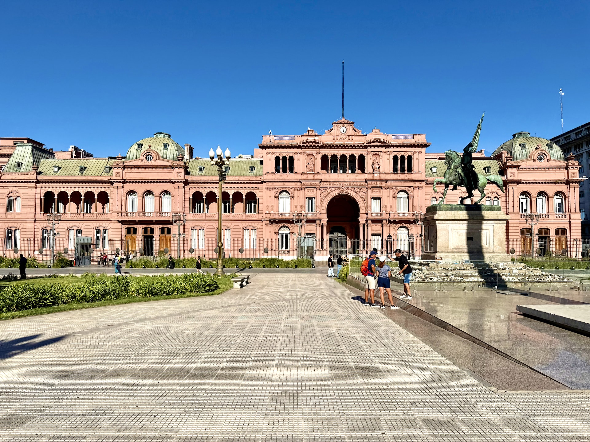 Casa Rosada, workplace of the Argentine president The pink Casa Rosada in Buenos Aires, with the equestrian statue of General Belgrano in front.