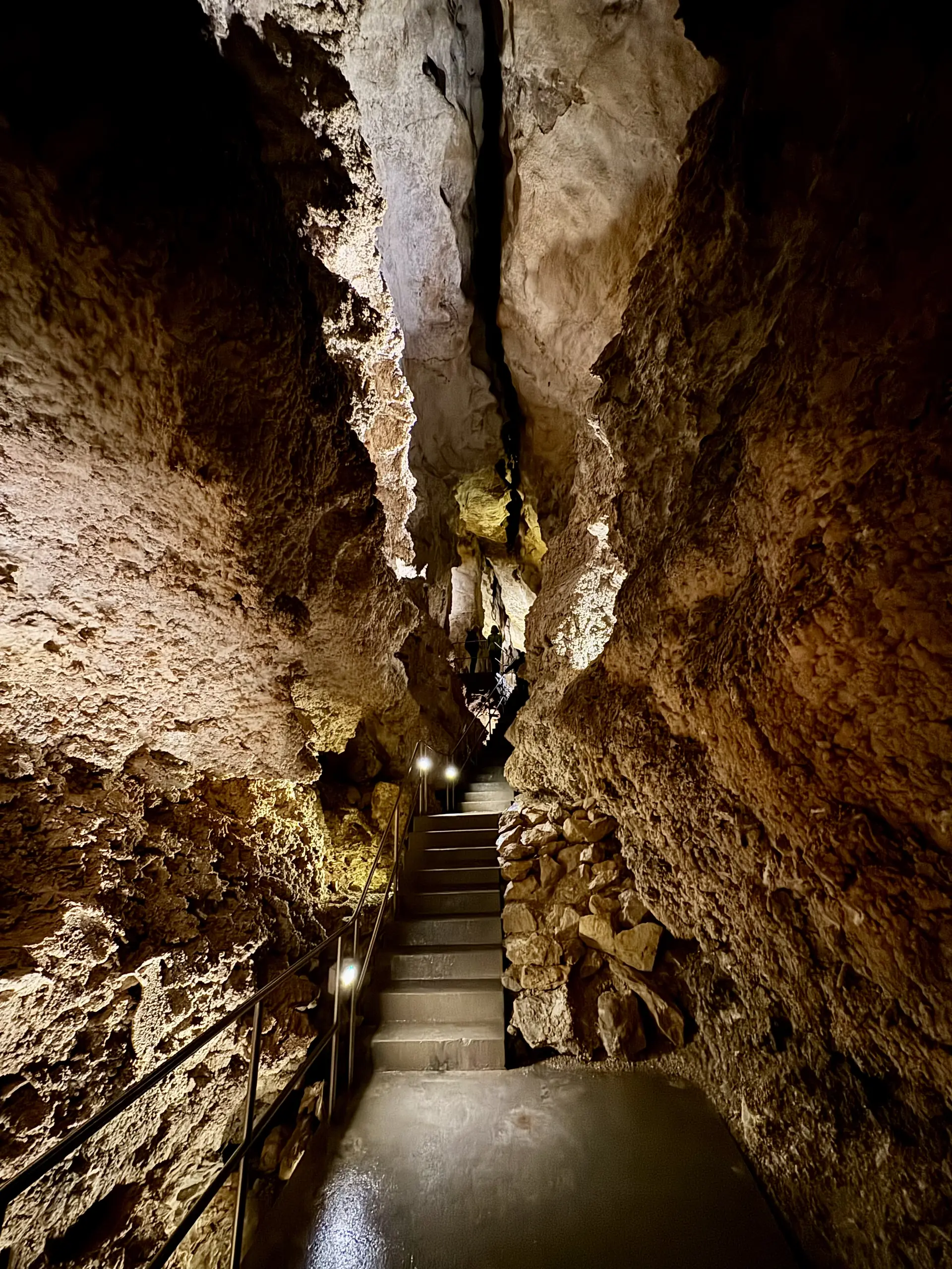 Stepped alternative route in the Szemlő-hegyi cave, Budapest Narrow fissure passage in the Szemlő-hegyi cave with a stairway and handrail, the alternative route